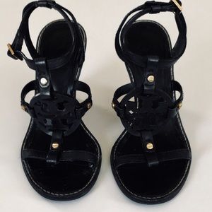 TORY BURCH BLACK LOGO sandals wedge heels 7